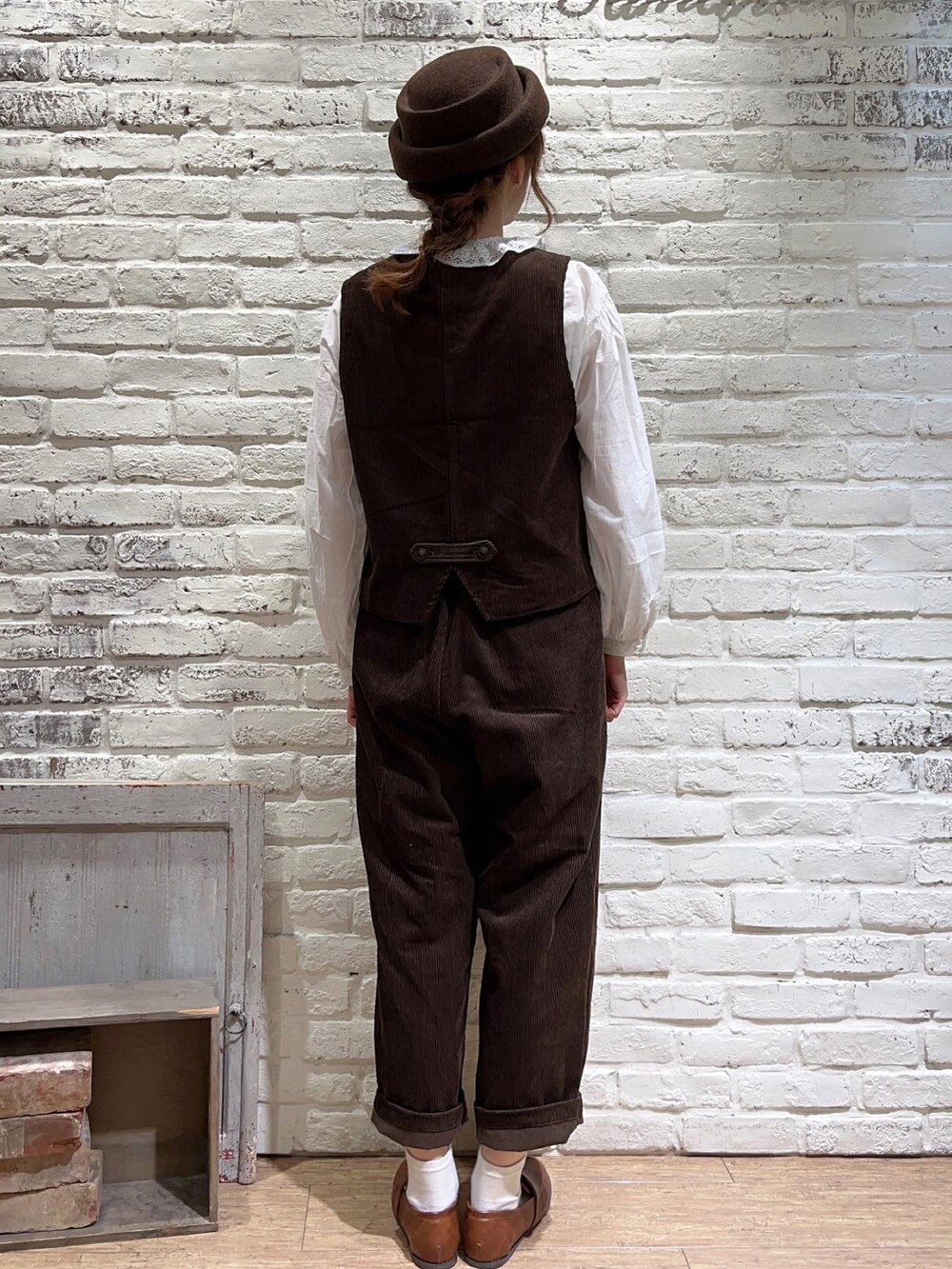 ブラウン系のその他パンツ、イエロー系のローファー、ブラウン系のベストを着用したレディースの秋コーディネートの5枚目の写真