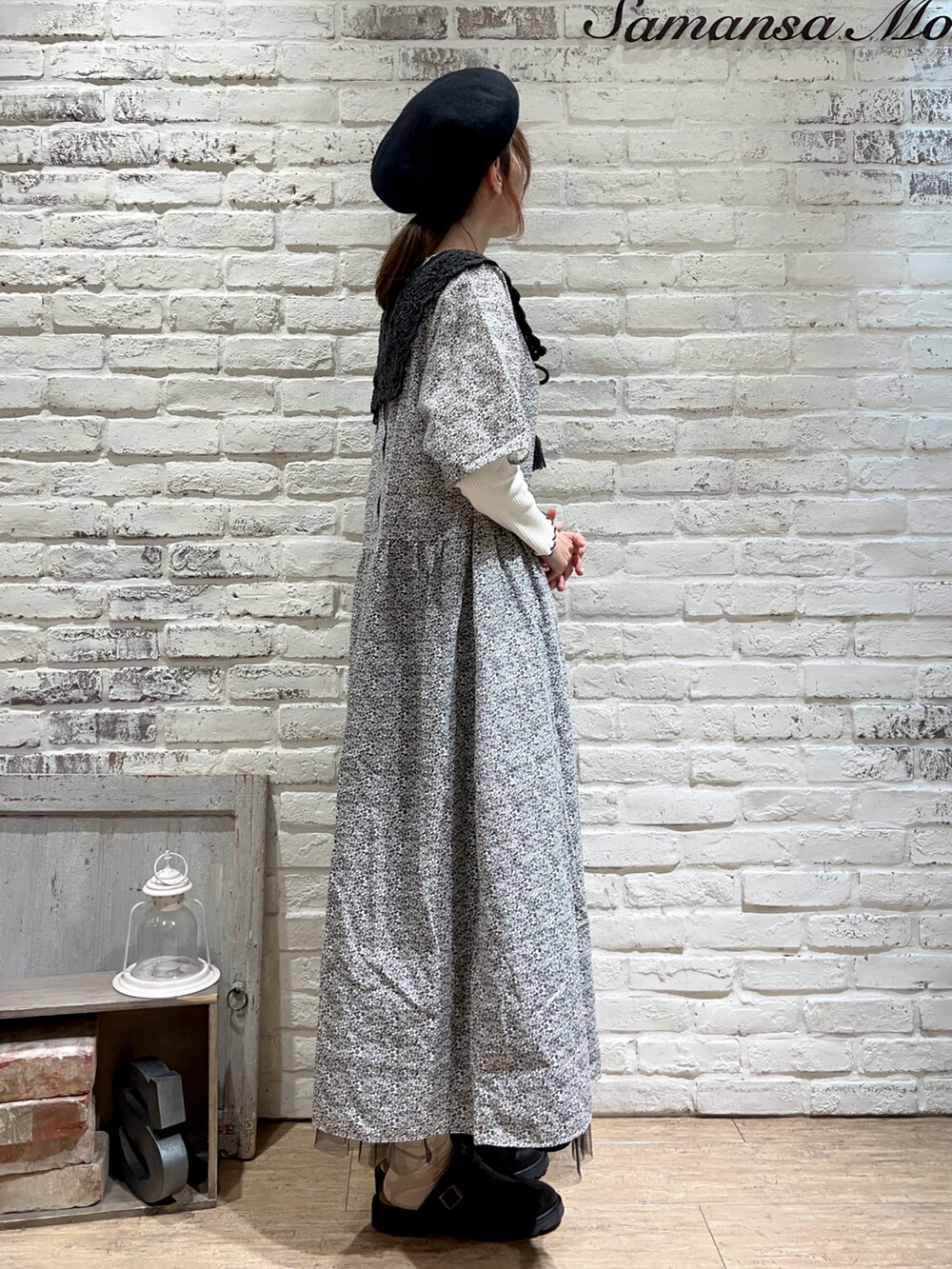 ホワイト系のTシャツ/カットソー、グレー系のワンピース、ブラック系のスカートを着用したレディースの秋コーディネートの2枚目の写真