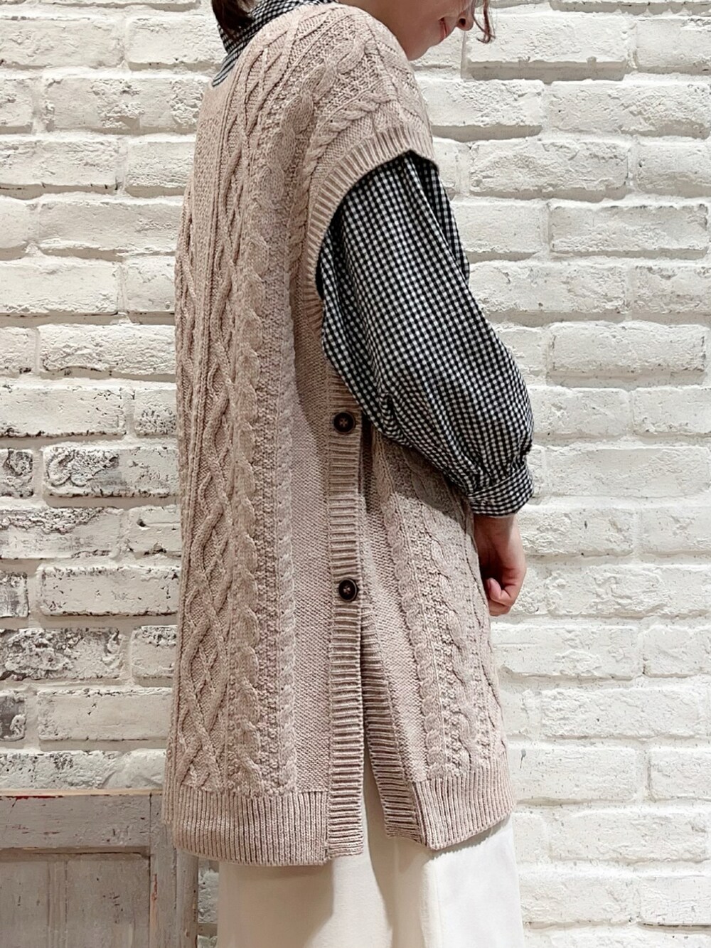 ブラック系のシャツ/ブラウス、ベージュ系のベスト、ホワイト系のその他パンツを着用したレディースの冬コーディネートの3枚目の写真