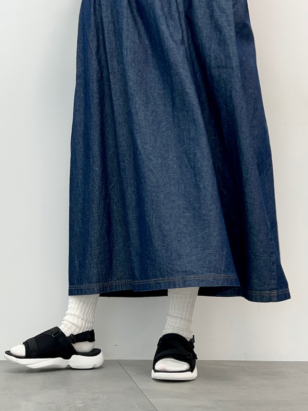 ブラック系のサンダル、レッド系のシャツ/ブラウス、ブルー系のワンピースを着用したレディースの春コーディネートの5枚目の写真