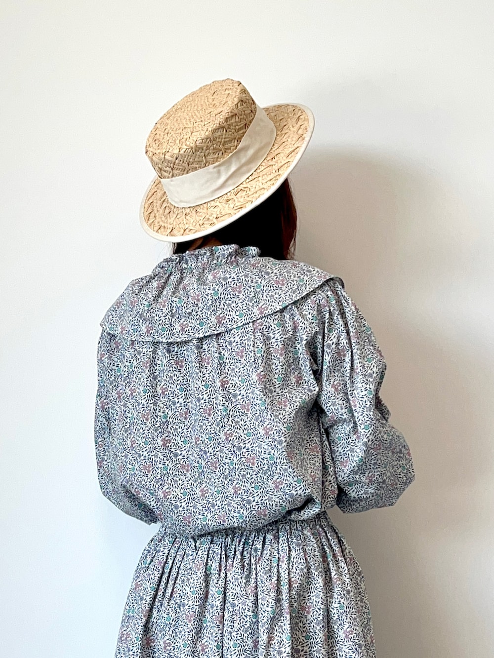 ブルー系のシャツ/ブラウス、ブルー系のスカート、ホワイト系のサンダルを着用したレディースの春コーディネートの4枚目の写真