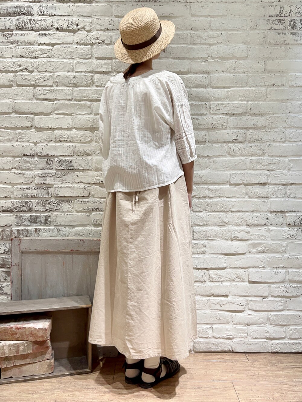ホワイト系のタンクトップ、ホワイト系のシャツ/ブラウス、ベージュ系のワンピースを着用したレディースの夏コーディネートの4枚目の写真