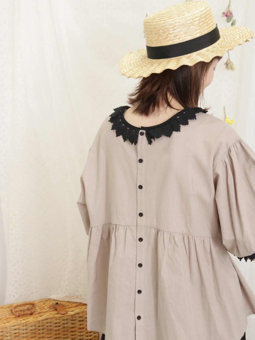 「サマンサ モスモス(Samansa Mos2)、Samansa Mos2、SM2、夏コーデ、ゆるコーデ、ベスト、刺繍、ショート丈トップス、ボリューム袖、レース、レーススカート、カンカン帽、サンダル」|「Samansa Mos2の【UVカット/消臭効果】なみなみカンカン帽(ハット、ブラック系)」を使った、いっしき🐻さん(レディース・164cm)の春コーディネートの5枚目の写真