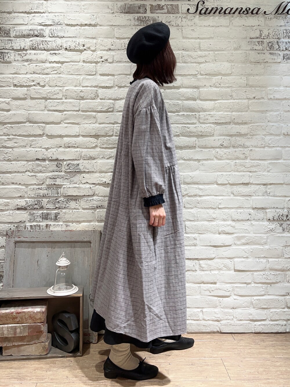 ブラック系のTシャツ/カットソー、ブラック系のワンピース、ブラック系のスカートを着用したレディースの冬コーディネートの3枚目の写真