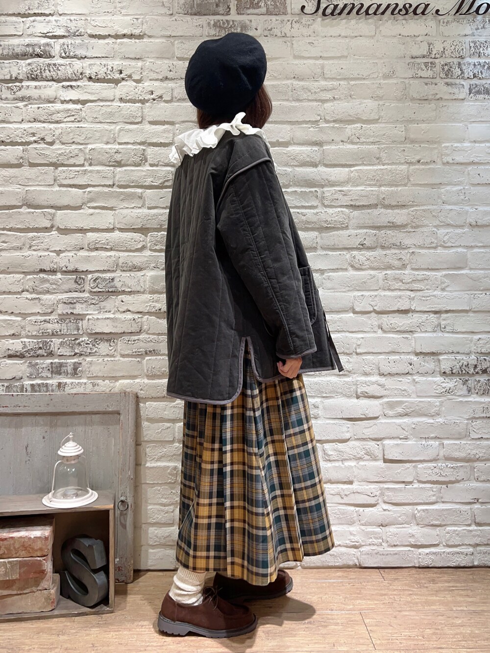 ホワイト系のシャツ/ブラウス、グレー系のノーカラージャケット、グリーン系のスカートを着用したレディースの冬コーディネートの4枚目の写真