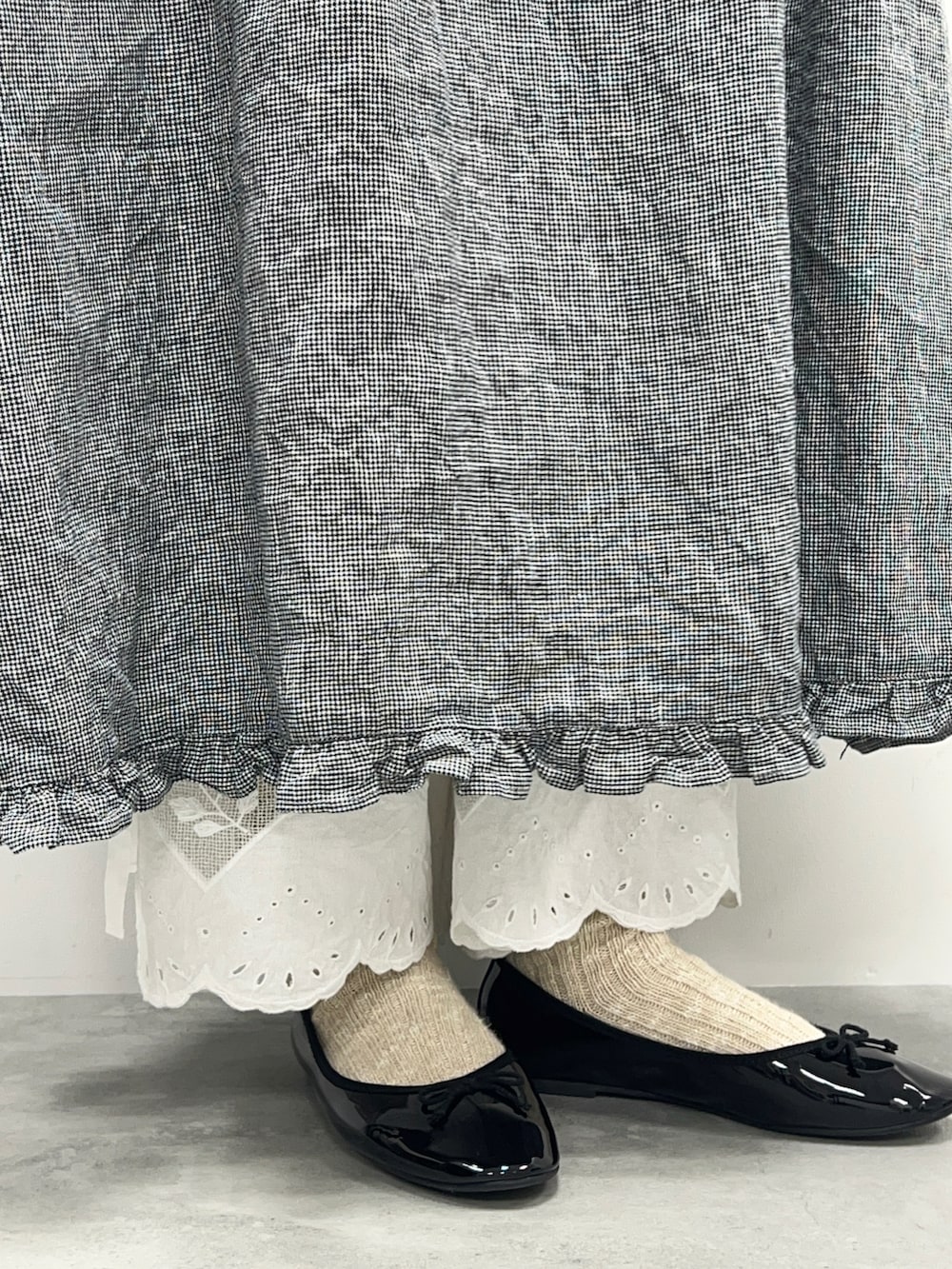 ホワイト系のTシャツ/カットソー、ブラック系のワンピース、ホワイト系のその他パンツを着用したレディースの春コーディネートの5枚目の写真