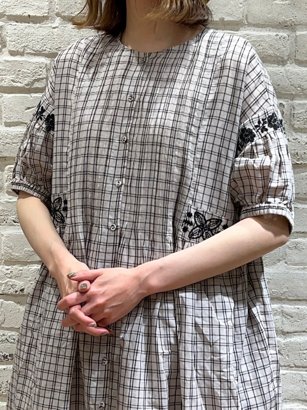 ブラック系のワンピース、グレー系のワンピース、ブラック系のサンダルを着用したレディースの春コーディネートの3枚目の写真