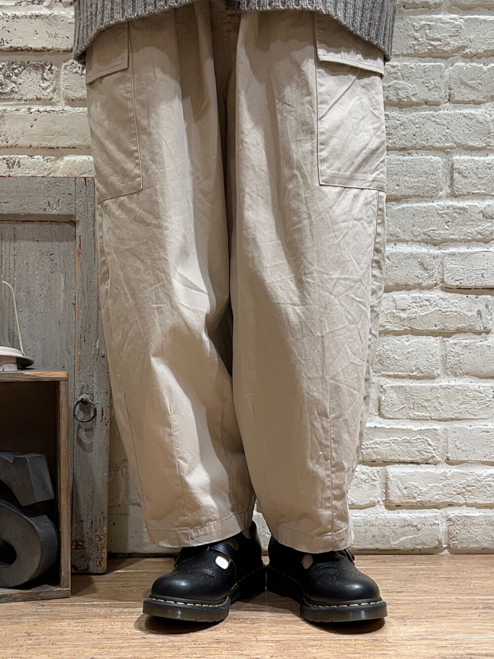 ホワイト系のTシャツ/カットソー、ブラウン系のカーディガン/ボレロ、ベージュ系のカーゴパンツを着用したレディースの冬コーディネートの5枚目の写真