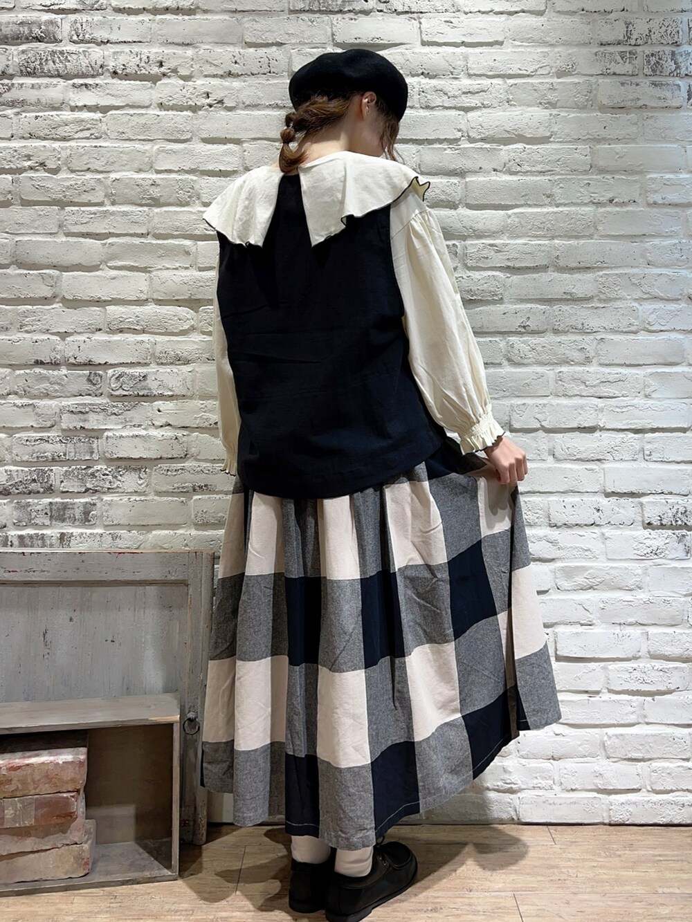 ホワイト系のTシャツ/カットソー、グレー系のTシャツ/カットソー、ブラック系のベストを着用したレディースの秋コーディネートの4枚目の写真