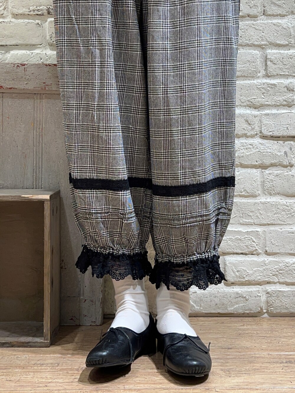 ホワイト系のベスト、ブラック系のシャツ/ブラウス、グレー系のその他パンツを着用したレディースの秋コーディネートの5枚目の写真