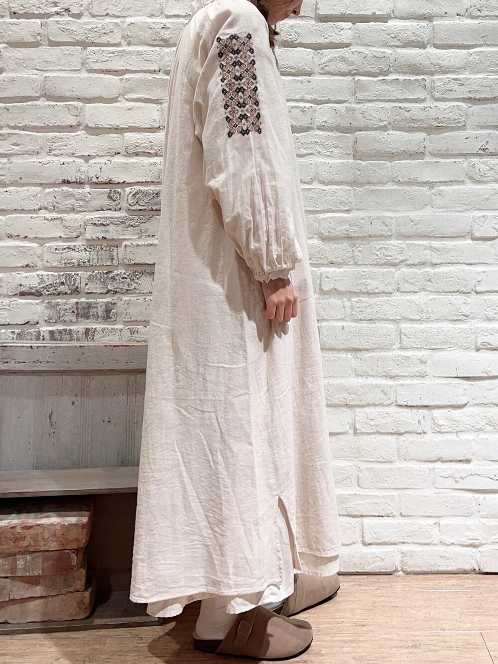 ホワイト系のシャツ/ブラウス、ホワイト系のワンピース、イエロー系のトートバッグを着用したレディースの冬コーディネートの3枚目の写真