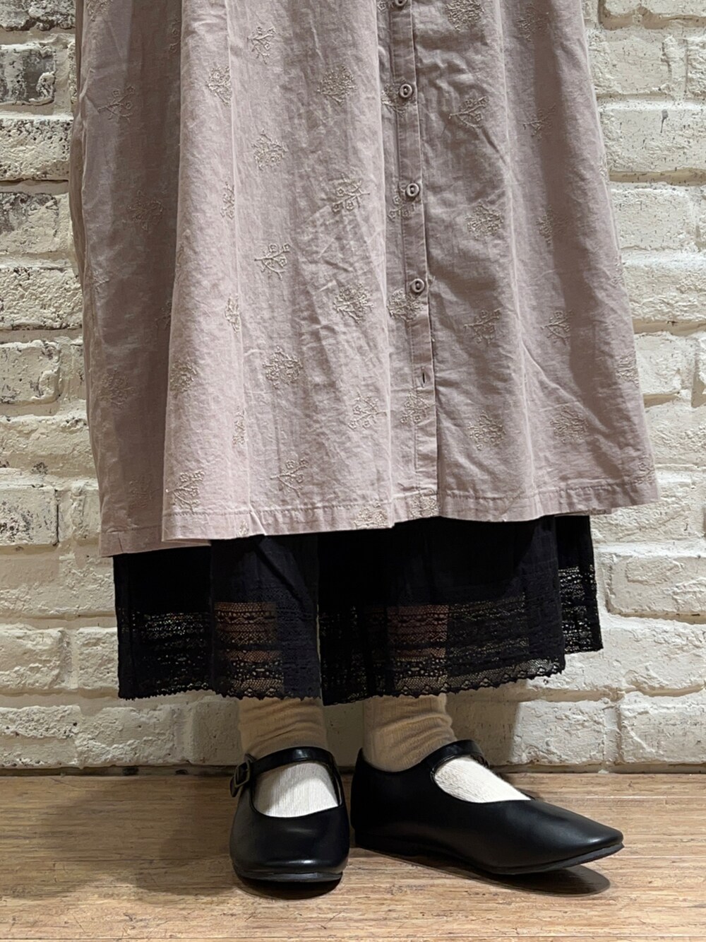 ブラック系のTシャツ/カットソー、ブラック系のシャツ/ブラウス、ベージュ系のワンピースを着用したレディースの秋コーディネートの5枚目の写真