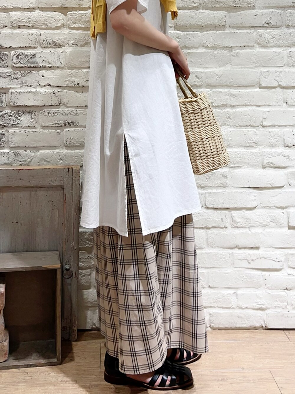 ベージュ系のTシャツ/カットソー、イエロー系のカーディガン/ボレロ、ホワイト系のシャツ/ブラウスを着用したレディースの夏コーディネートの3枚目の写真