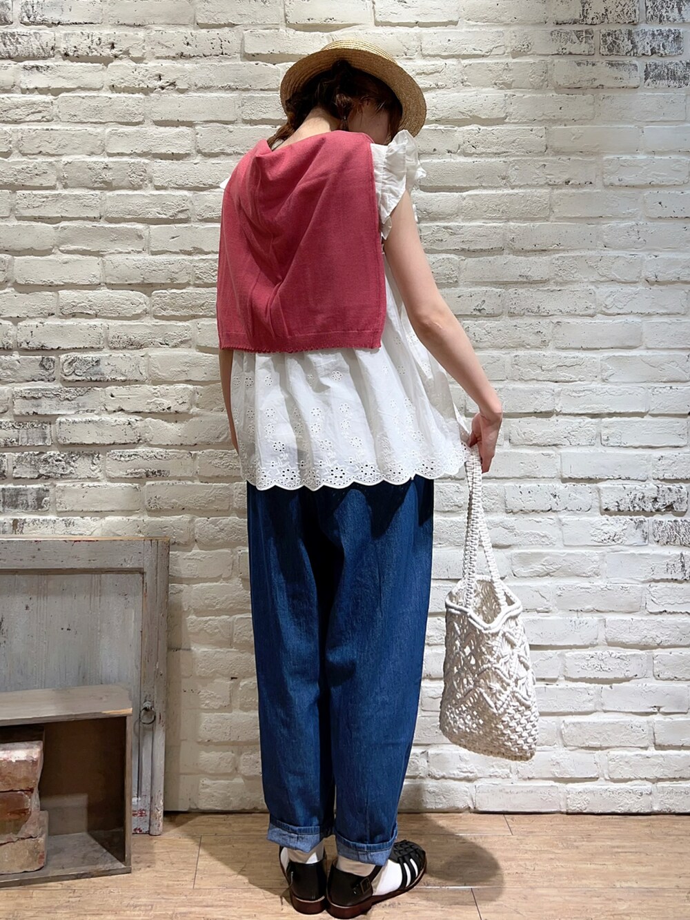 ホワイト系のTシャツ/カットソー、レッド系のカーディガン/ボレロ、ホワイト系のシャツ/ブラウスを着用したレディースの夏コーディネートの4枚目の写真