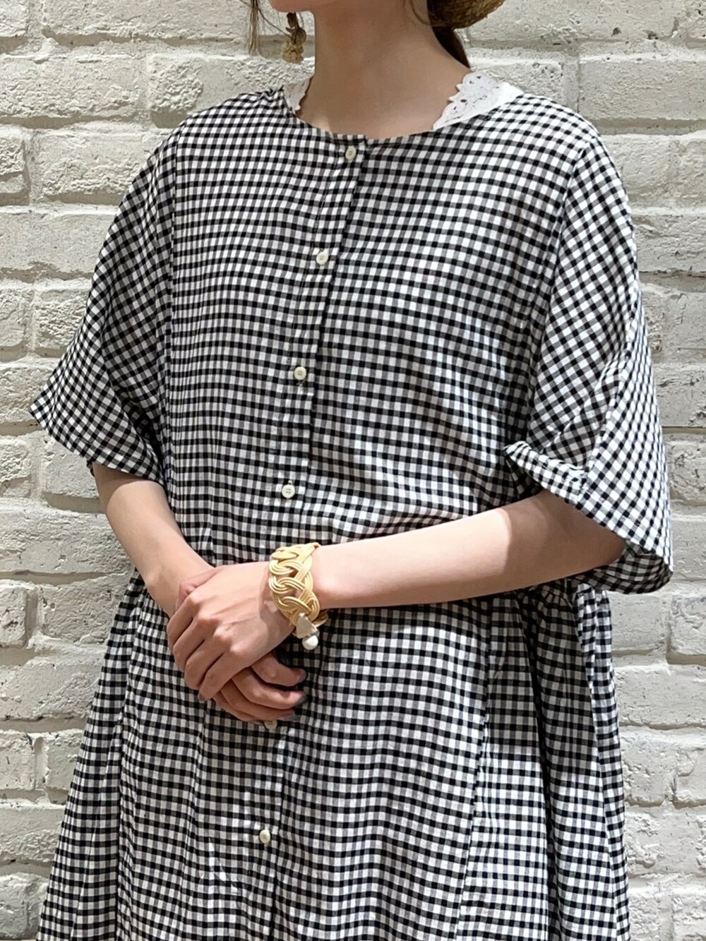 ホワイト系のTシャツ/カットソー、ブラック系のハンドバッグ、ホワイト系のワンピースを着用したレディースの秋コーディネートの2枚目の写真