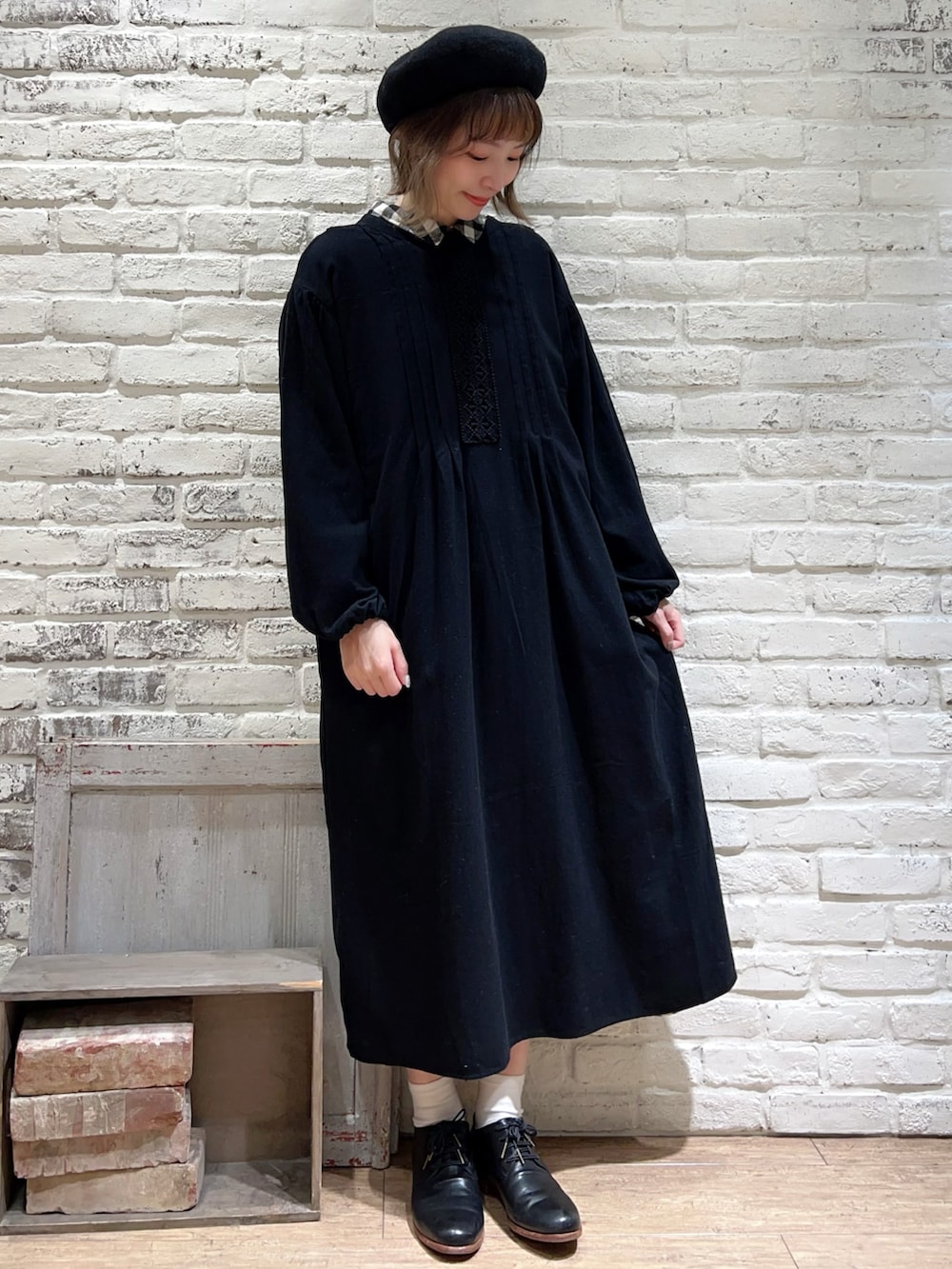 ブラック系のワンピース、ブラック系のシャツワンピース、ブラック系のドレスシューズを着用したレディースの冬コーディネートの4枚目の写真