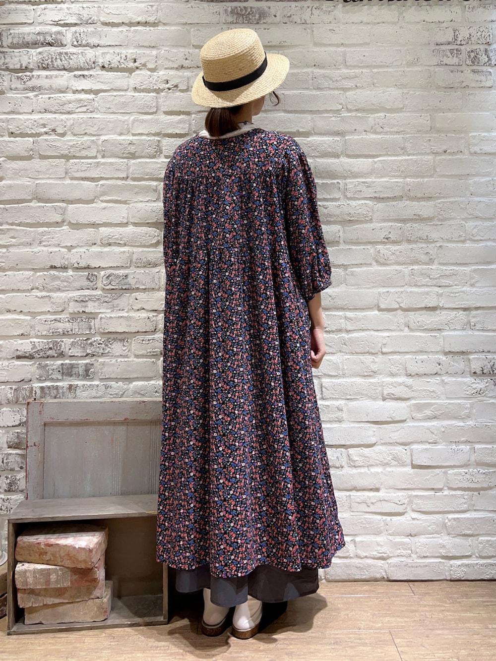 ホワイト系のTシャツ/カットソー、ピンク系のワンピース、グレー系のワンピースを着用したレディースの夏コーディネートの4枚目の写真