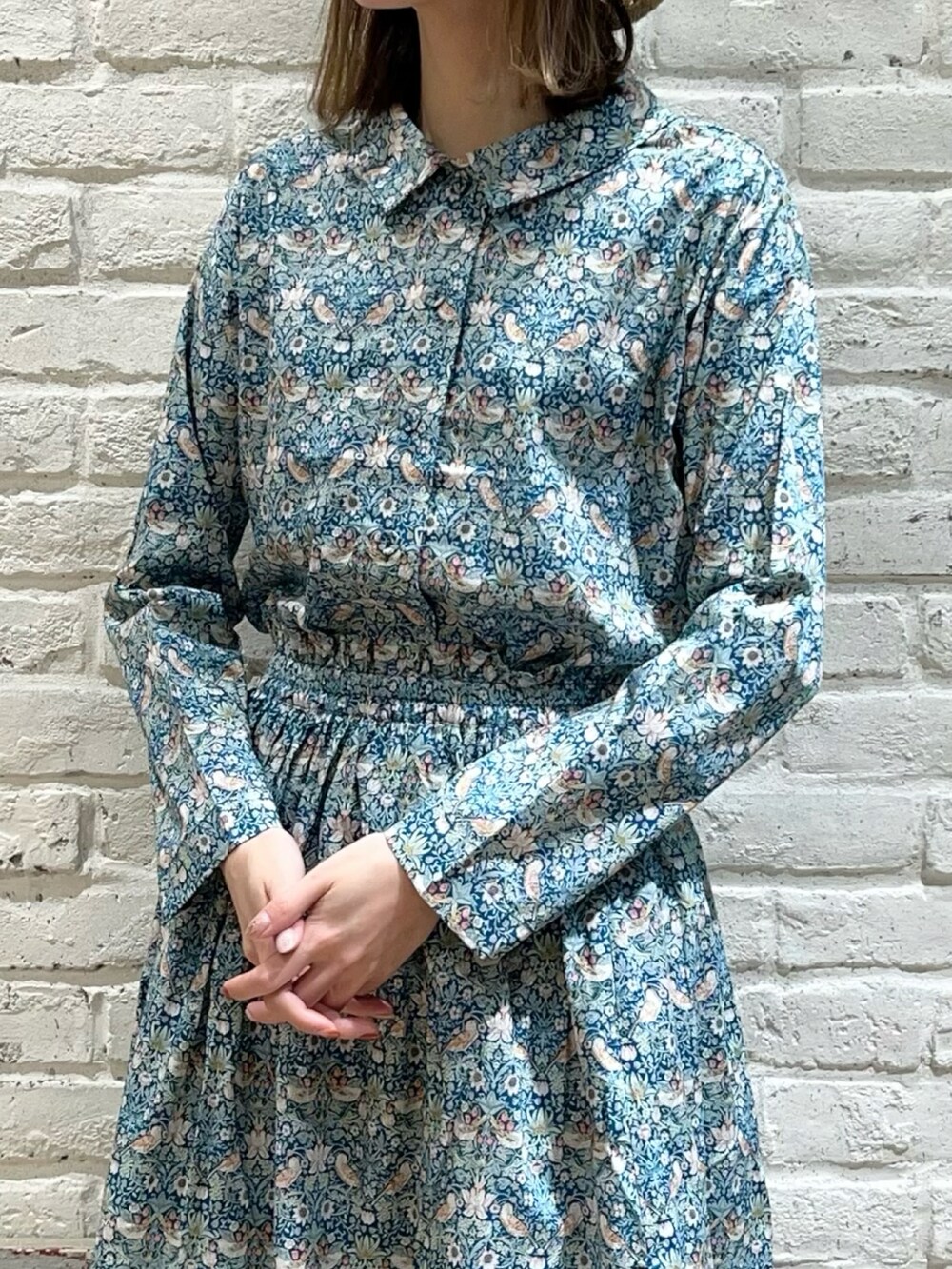 ホワイト系のニット/セーター、グリーン系のシャツ/ブラウス、グリーン系のスカートを着用したレディースの春コーディネートの3枚目の写真