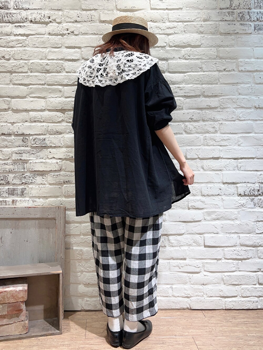 ブラック系のシャツ/ブラウス、ホワイト系のその他パンツ、ホワイト系のその他アウターを着用したレディースの春コーディネートの3枚目の写真