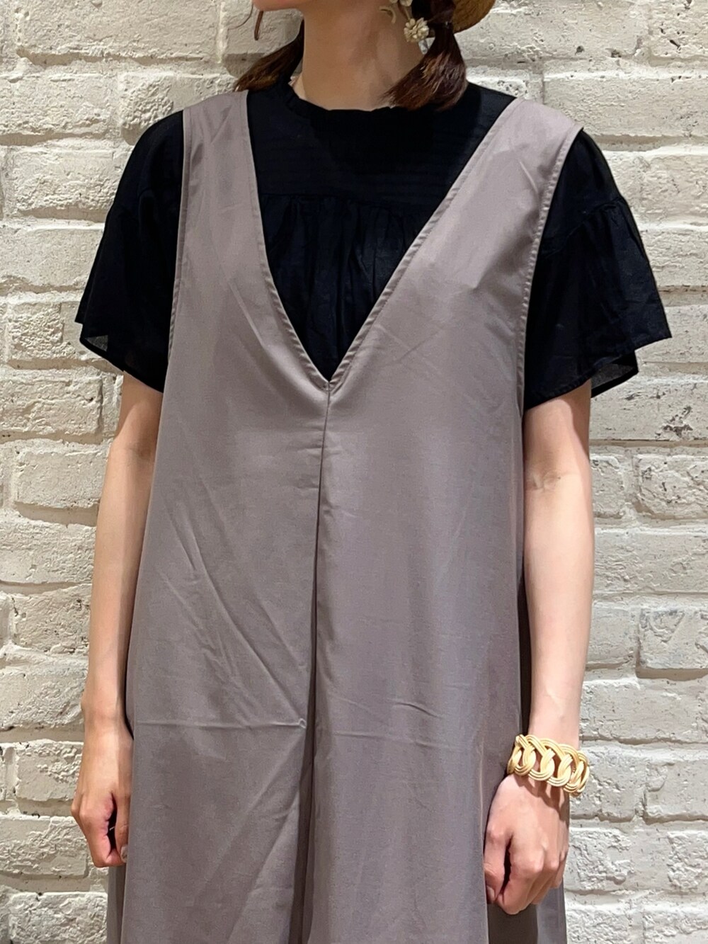 ホワイト系のタンクトップ、ブラック系のシャツ/ブラウス、グレー系のワンピースを着用したレディースの秋コーディネートの2枚目の写真