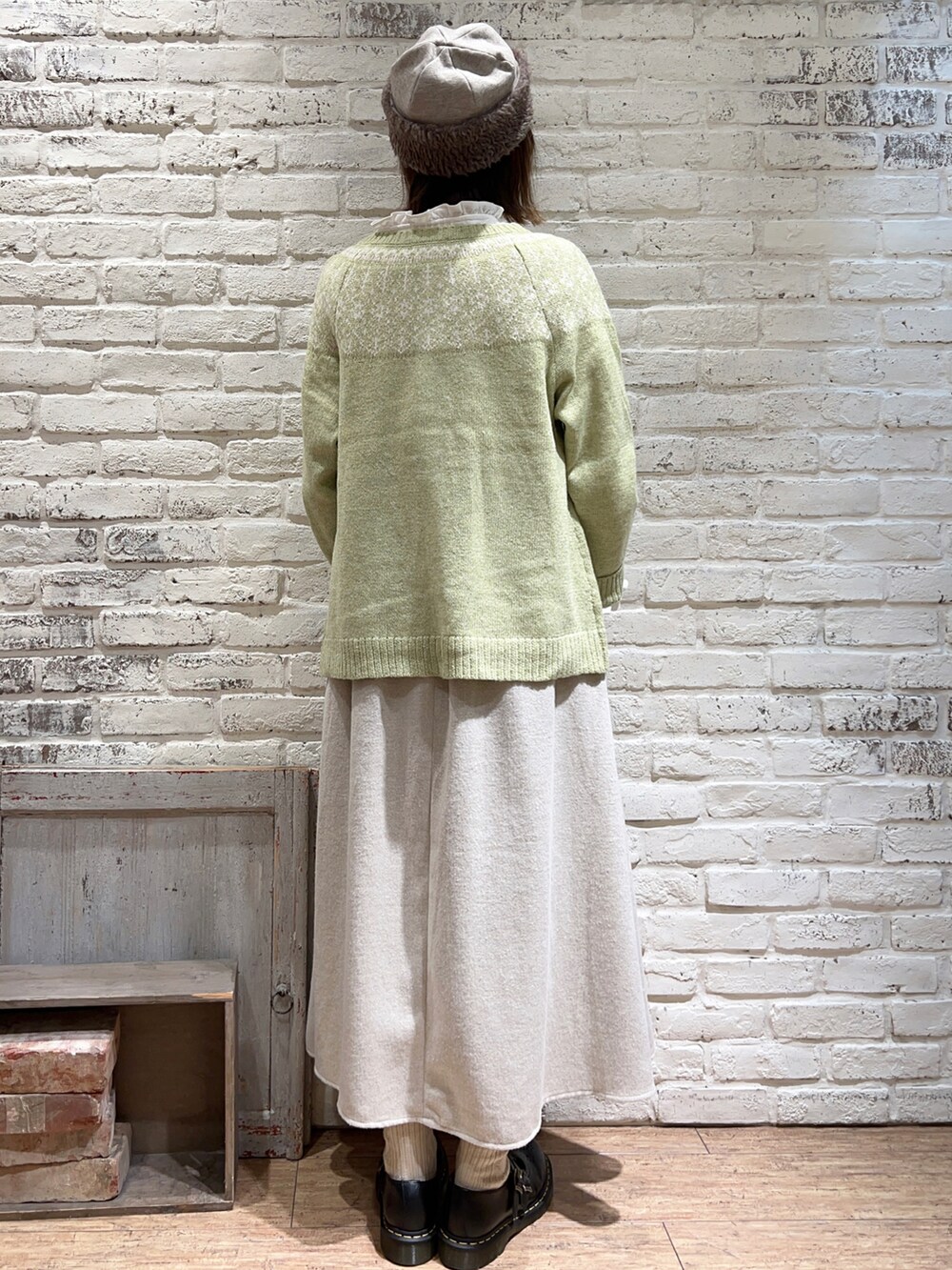 ホワイト系のシャツ/ブラウス、グリーン系のカーディガン/ボレロ、ホワイト系のトートバッグを着用したレディースの冬コーディネートの4枚目の写真