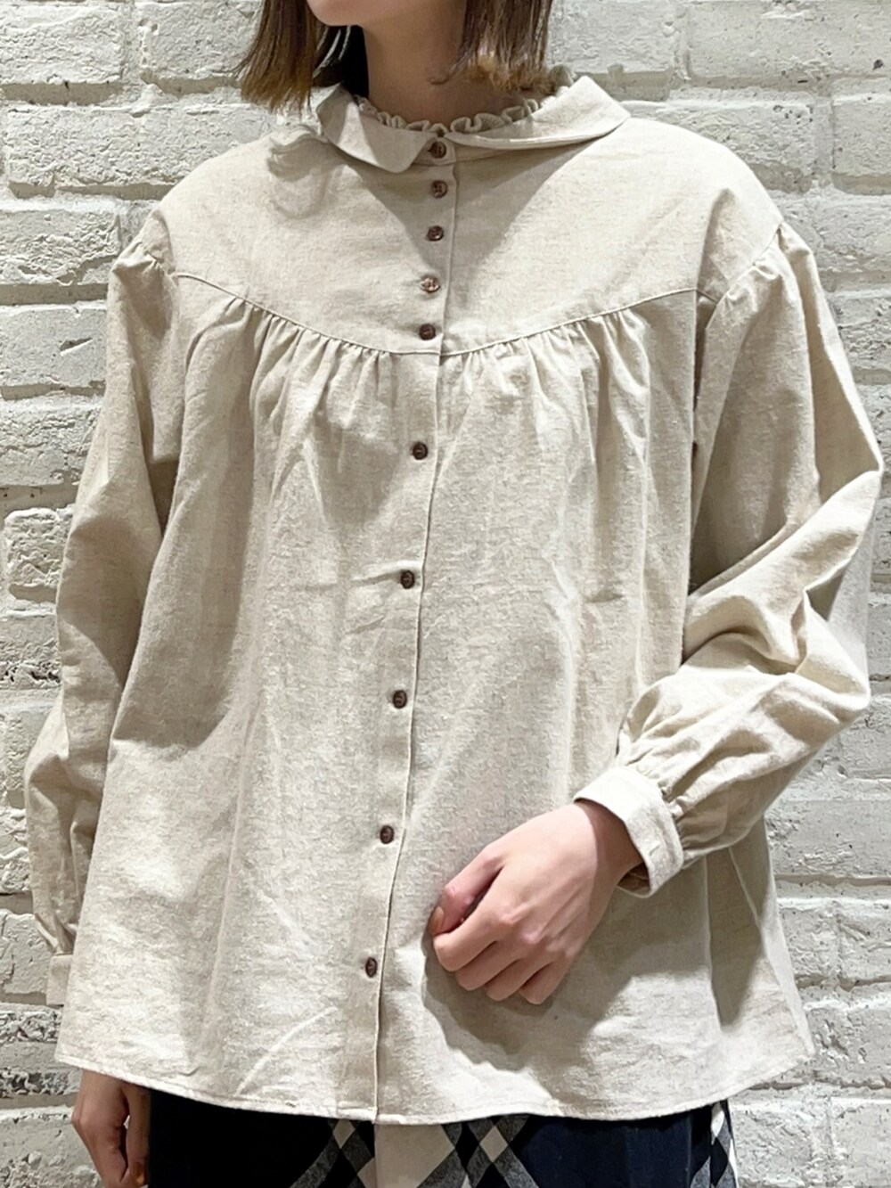 ブラック系のベスト、ホワイト系のシャツ/ブラウス、ブラック系のその他パンツを着用したレディースの冬コーディネートの3枚目の写真