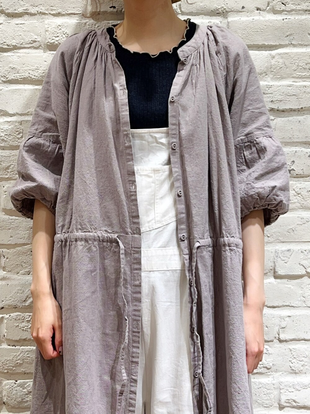 ブラック系のTシャツ/カットソー、グレー系のワンピース、ホワイト系のサロペット/オーバーオールを着用したレディースの春コーディネートの2枚目の写真