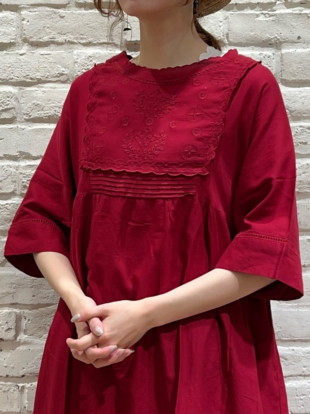 ホワイト系のTシャツ/カットソー、レッド系のワンピース、ブルー系のデニムパンツを着用したレディースの春コーディネートの2枚目の写真