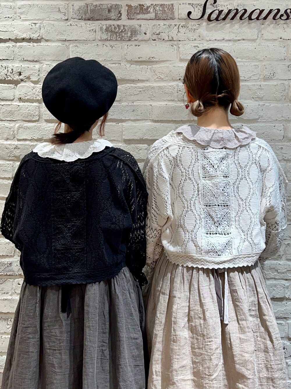 グレー系のシャツ/ブラウス、ホワイト系のシャツ/ブラウス、ベージュ系のワンピースを着用したレディースの秋コーディネートの2枚目の写真