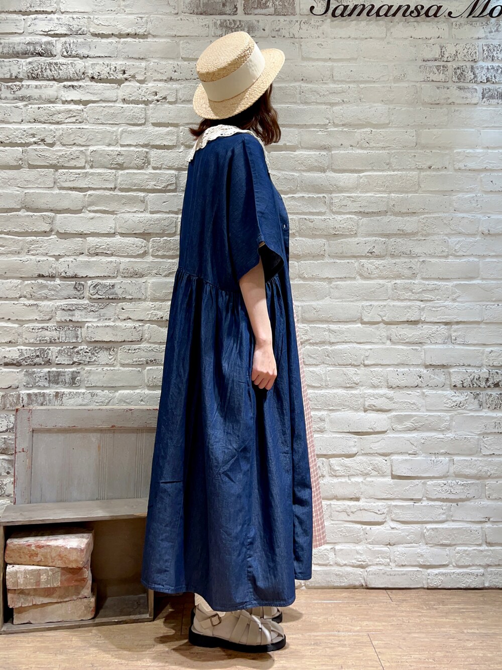 ホワイト系のTシャツ/カットソー、ブルー系のワンピース、ホワイト系のハンドバッグを着用したレディースの秋コーディネートの3枚目の写真