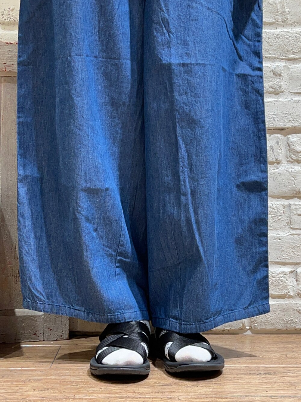 ホワイト系のタンクトップ、イエロー系のシャツ/ブラウス、ブラック系のハンドバッグを着用したレディースの夏コーディネートの5枚目の写真