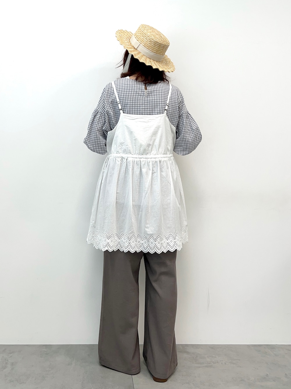 ホワイト系のTシャツ/カットソー、ホワイト系のシャツ/ブラウス、ホワイト系のサンダルを着用したレディースの春コーディネートの5枚目の写真