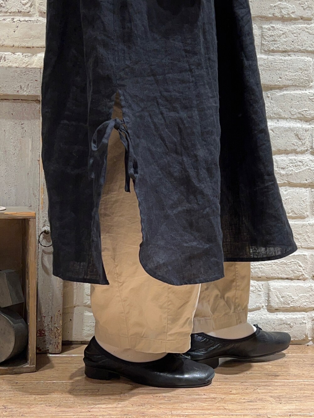 ブラック系のワンピース、ベージュ系のカーゴパンツ、その他のその他を着用したレディースの冬コーディネートの5枚目の写真