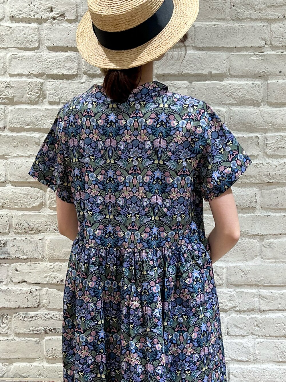 ホワイト系のニット/セーター、ブラック系のサンダル、ブルー系のワンピースを着用したレディースの春コーディネートの5枚目の写真