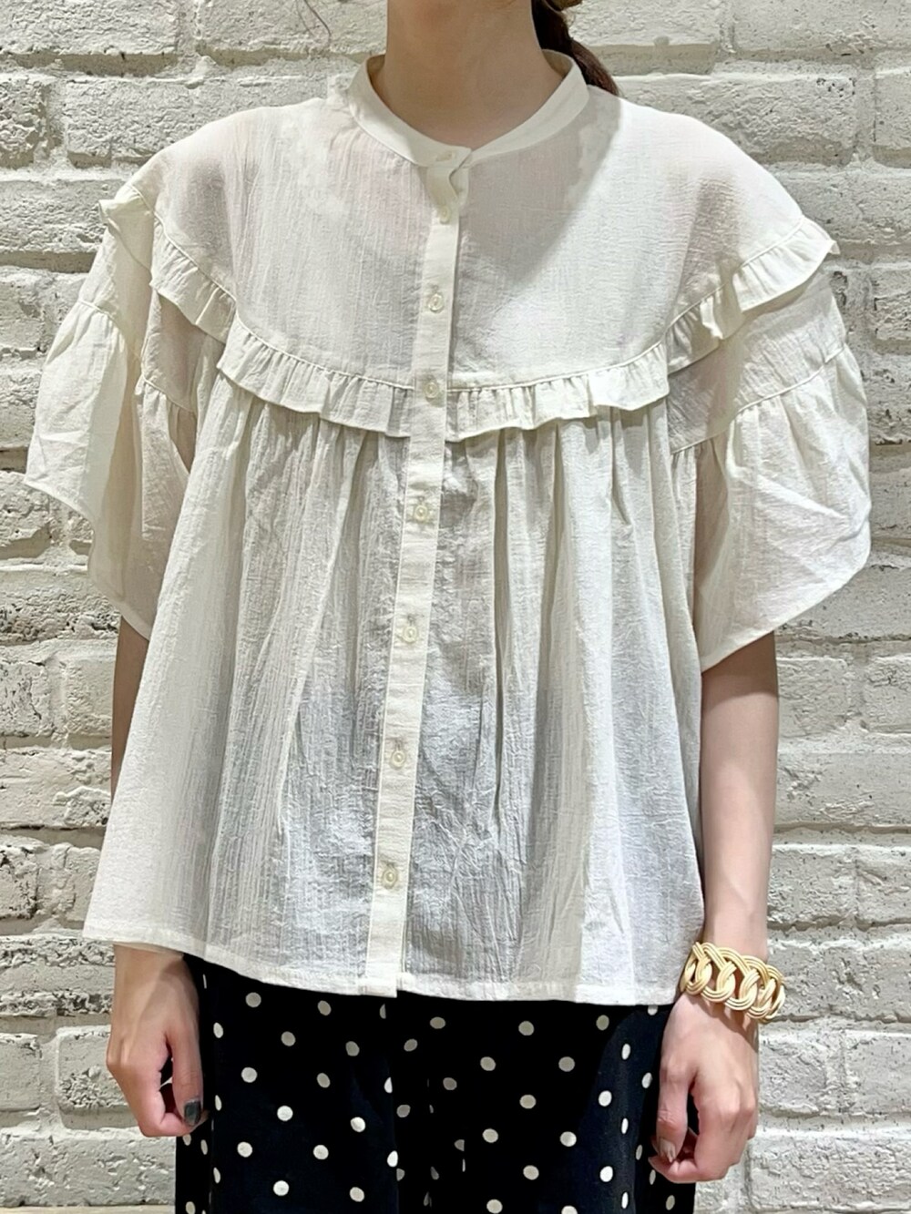 ホワイト系のシャツ/ブラウス、ベージュ系のワンピース、ブラック系のその他パンツを着用したレディースの秋コーディネートの2枚目の写真