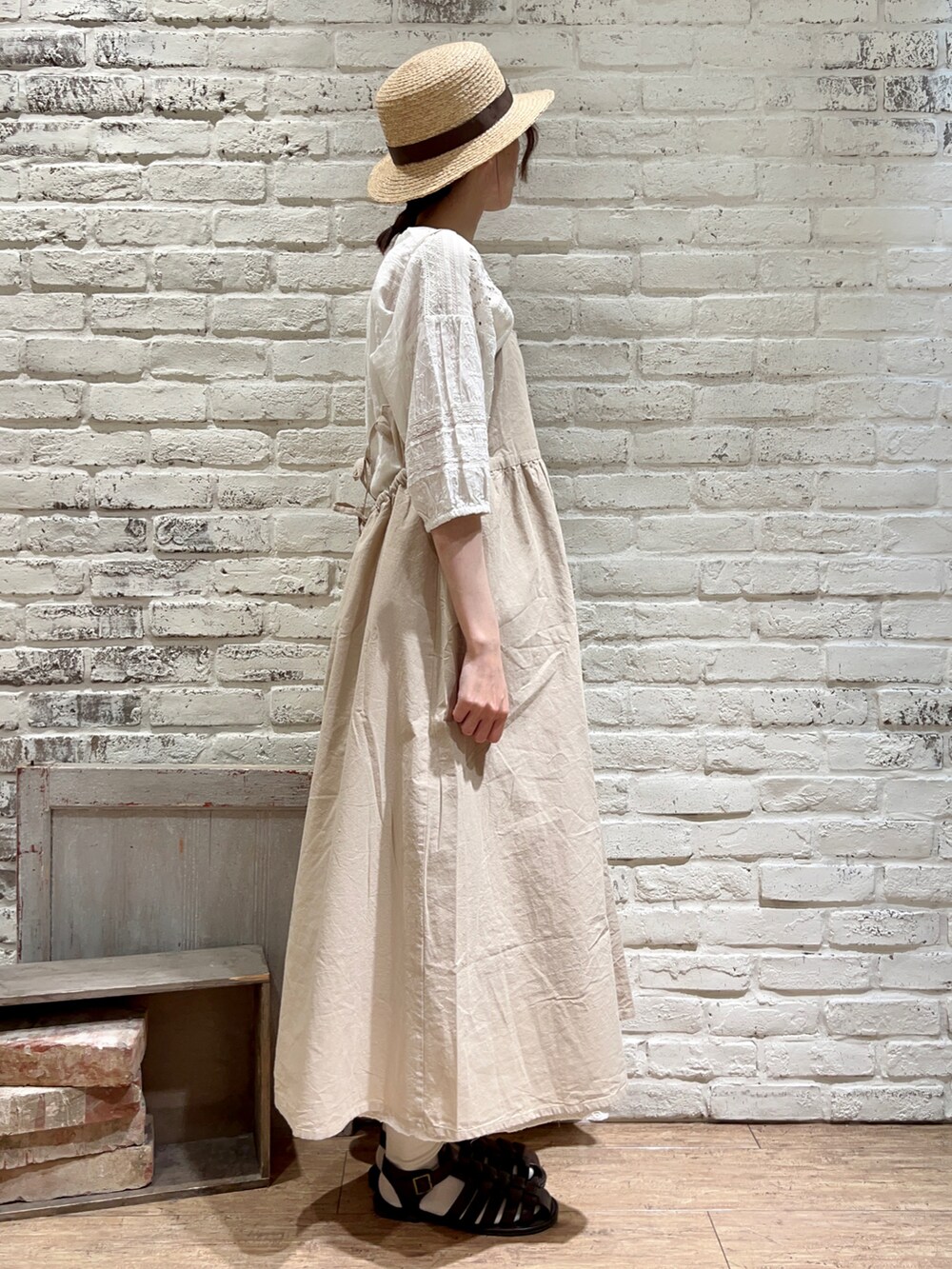 ホワイト系のタンクトップ、ホワイト系のシャツ/ブラウス、ベージュ系のハンドバッグを着用したレディースの夏コーディネートの3枚目の写真