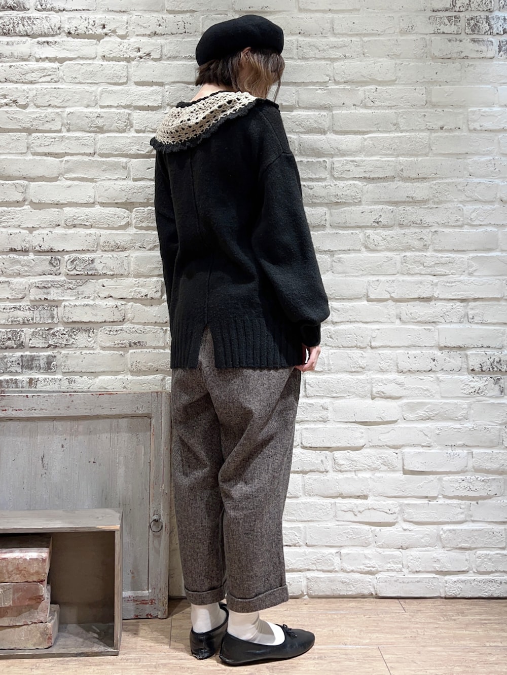 ブラック系のニット/セーター、ブラウン系のその他パンツ、ベージュ系の付け襟を着用したレディースの冬コーディネートの4枚目の写真