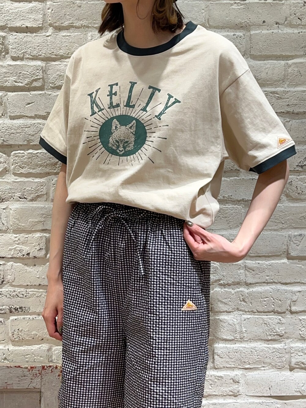 ベージュ系のTシャツ/カットソー、ブラック系のその他パンツ、ブラック系のパーカーを着用したレディースの春コーディネートの3枚目の写真