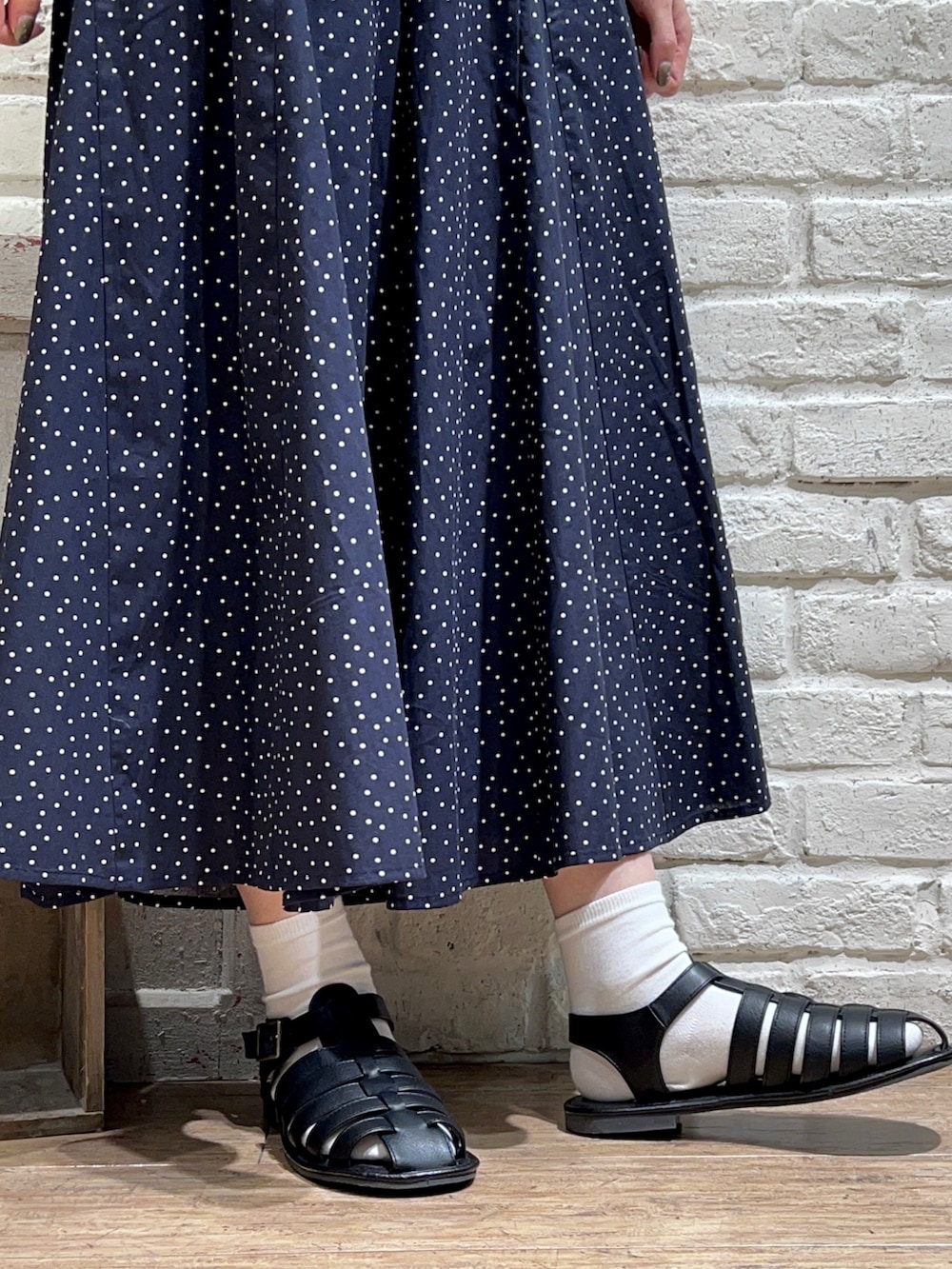 ホワイト系のシャツ/ブラウス、ブラック系のベスト、ホワイト系のハンドバッグを着用したレディースの春コーディネートの5枚目の写真