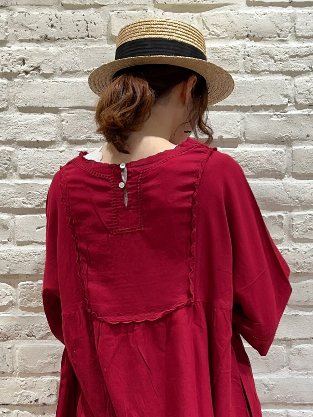 ホワイト系のTシャツ/カットソー、レッド系のワンピース、ブルー系のデニムパンツを着用したレディースの春コーディネートの5枚目の写真