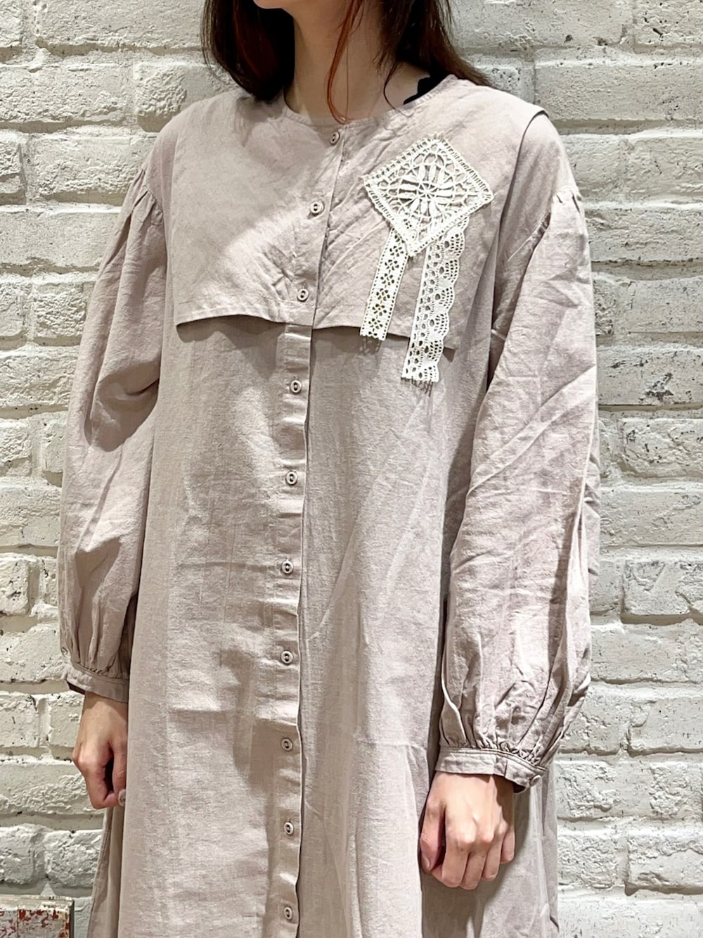 ベージュ系のワンピース、グレー系のその他パンツ、ブラック系のドレスシューズを着用したレディースの秋コーディネートの2枚目の写真