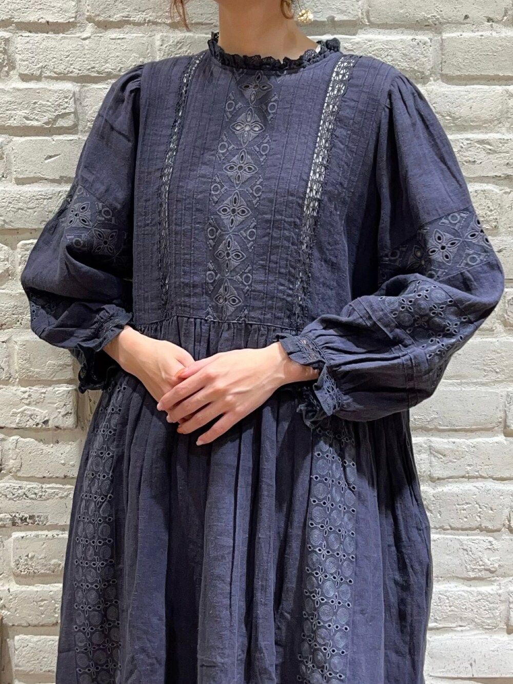 ブルー系のワンピース、その他のその他を着用したレディースの冬コーディネートの2枚目の写真