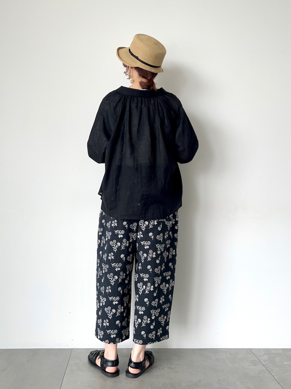 「サマンサ モスモス(Samansa Mos2)、Samansa Mos2、SM2、夏コーデ、ゆるコーデ、モノトーンコーデ、シャツコーデ、レース、刺繍、ワイドパンツ、サンダル、メッシュサンダル」|「Samansa Mos2のパーツレース貼りカットソー(Tシャツ/カットソー、ホワイト系)」を使った、いっしき🐻さん(レディース・164cm)の春コーディネートの4枚目の写真