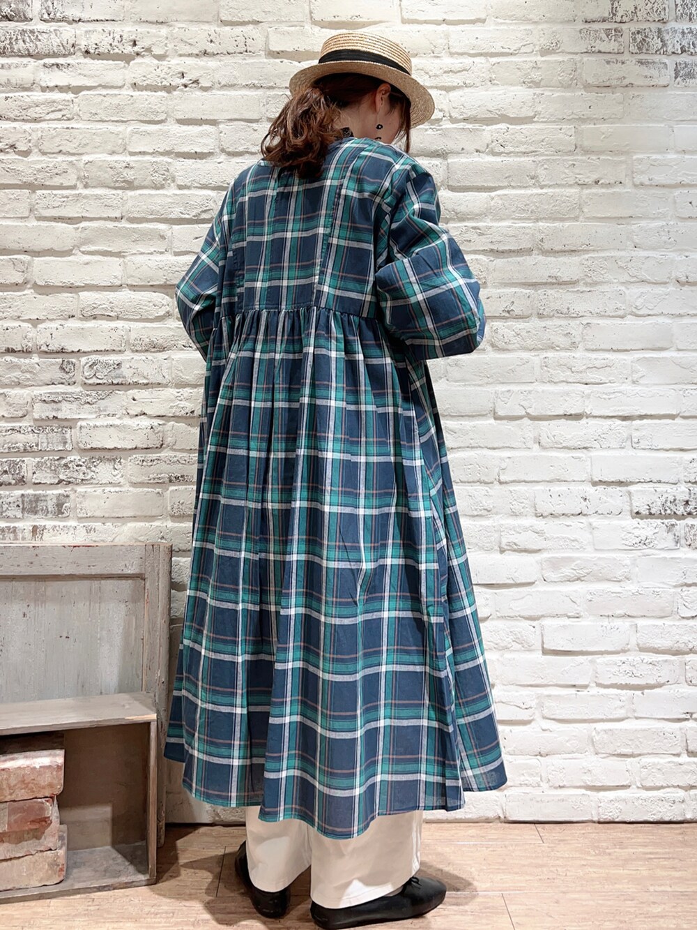 グリーン系のワンピース、ホワイト系のTシャツ/カットソー、ブラック系のシャツ/ブラウスを着用したレディースの春コーディネートの3枚目の写真