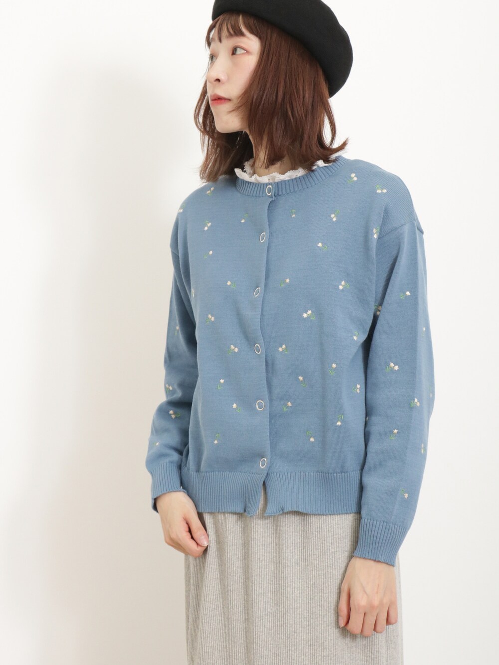 ホワイト系のシャツ/ブラウス、ブルー系のカーディガン/ボレロ、グレー系のスカートを着用したレディースの春コーディネートの2枚目の写真