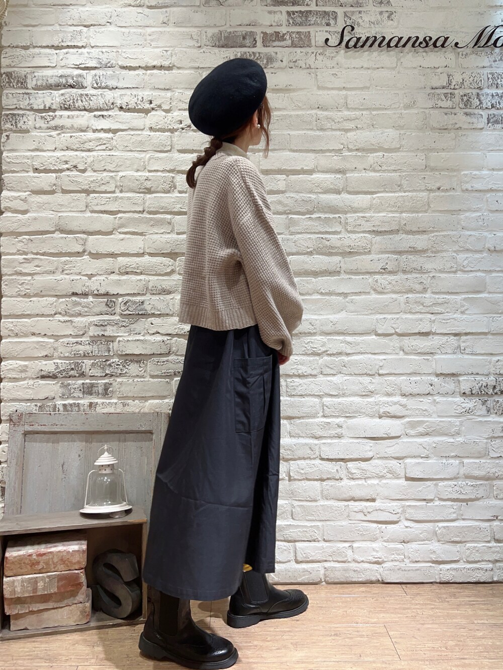 ホワイト系のニット/セーター、ブラック系のハンドバッグ、ブラック系のワンピースを着用したレディースの冬コーディネートの4枚目の写真