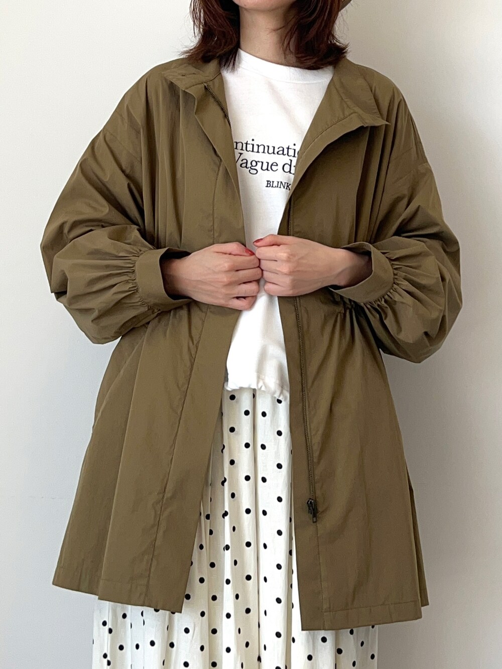 ホワイト系のTシャツ/カットソー、グリーン系のブルゾン、ホワイト系のその他パンツを着用したレディースの春コーディネートの2枚目の写真