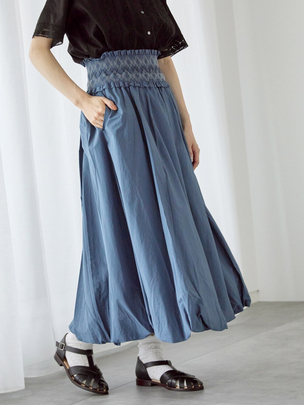 「サマンサ モスモス(Samansa Mos2)、Samansa Mos2、SM2、TSUHARU by Samansa Mos2、夏コーデ、ゆるコーデ、レース、バルーンスカート、刺繍、サンダル、サンダルに靴下、メッシュサンダル、ブルー」|「TSUHARU by Samansa Mos2のリバーレーススタンド襟ブラウス(シャツ/ブラウス、ブラック系)」を使った、いっしき🐻さん(レディース・164cm)の春コーディネートの5枚目の写真