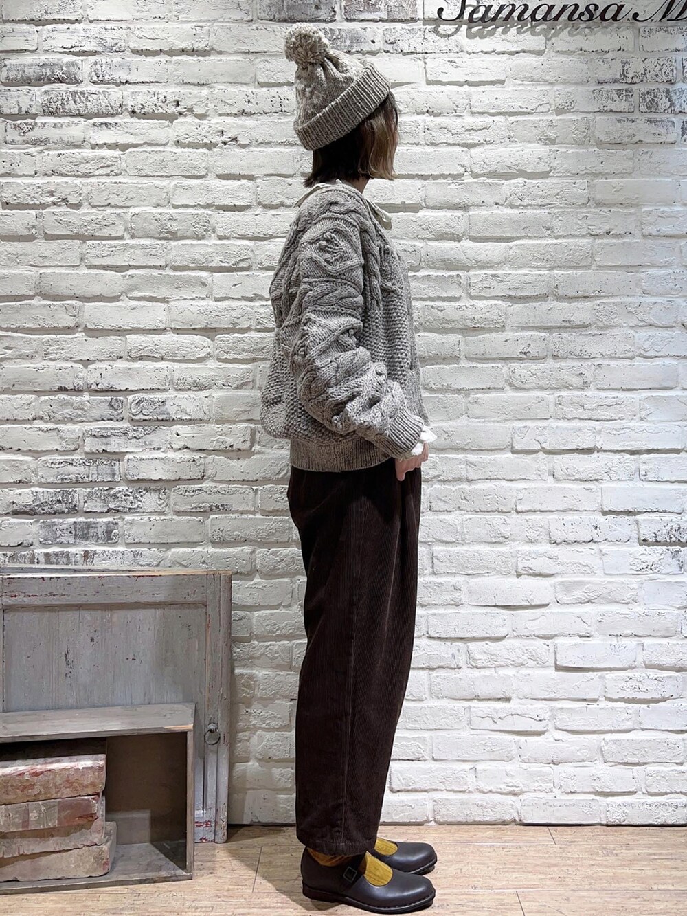 ホワイト系のシャツ/ブラウス、ブラウン系のカーディガン/ボレロ、ブラウン系のその他パンツを着用したレディースの秋コーディネートの3枚目の写真
