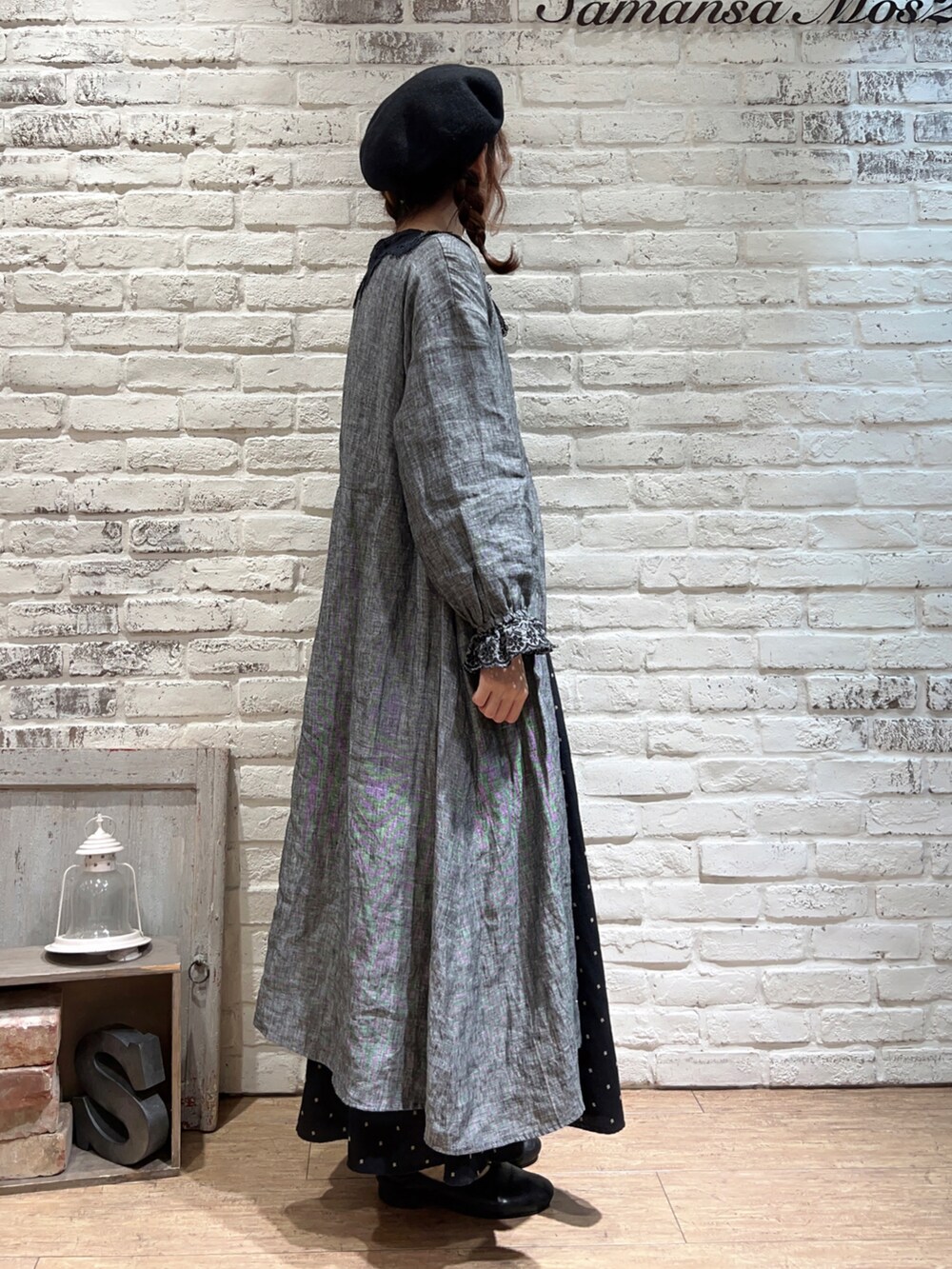 ブラック系のシャツ/ブラウス、ブラック系のスカート、その他のその他を着用したレディースの冬コーディネートの3枚目の写真